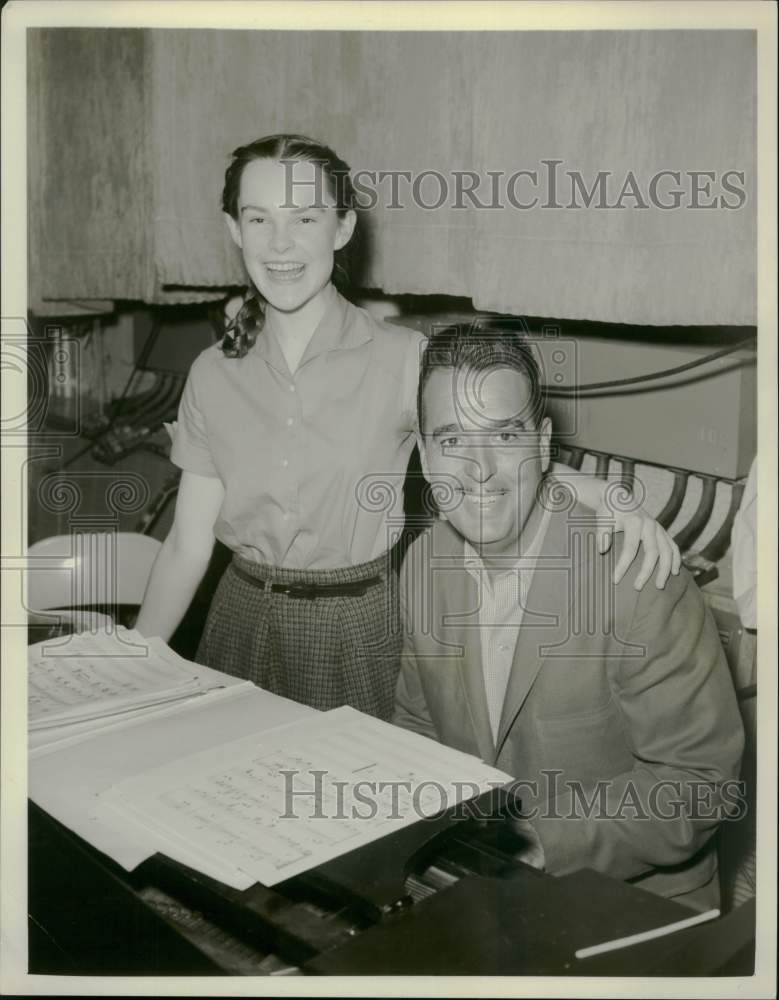 Press Photo Cathy Taylor and Tennessee Ernie Ford practicing for their song- Historic Images