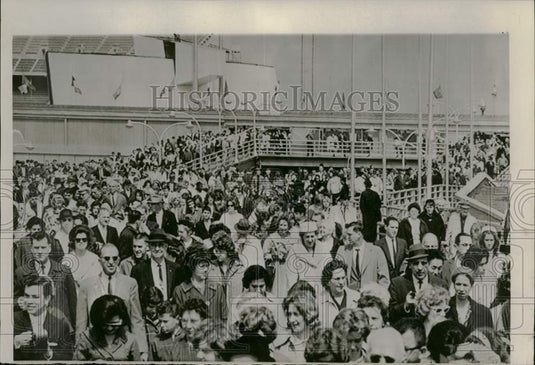 1964 Press Photo Mass visitors heading for the New York World's Fair - lry13686- Historic Images