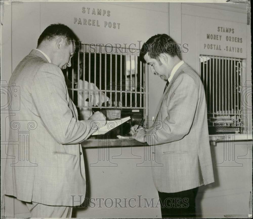 1970 Press Photo Kansas City police detectives at U.S. Post Office in Kansas- Historic Images