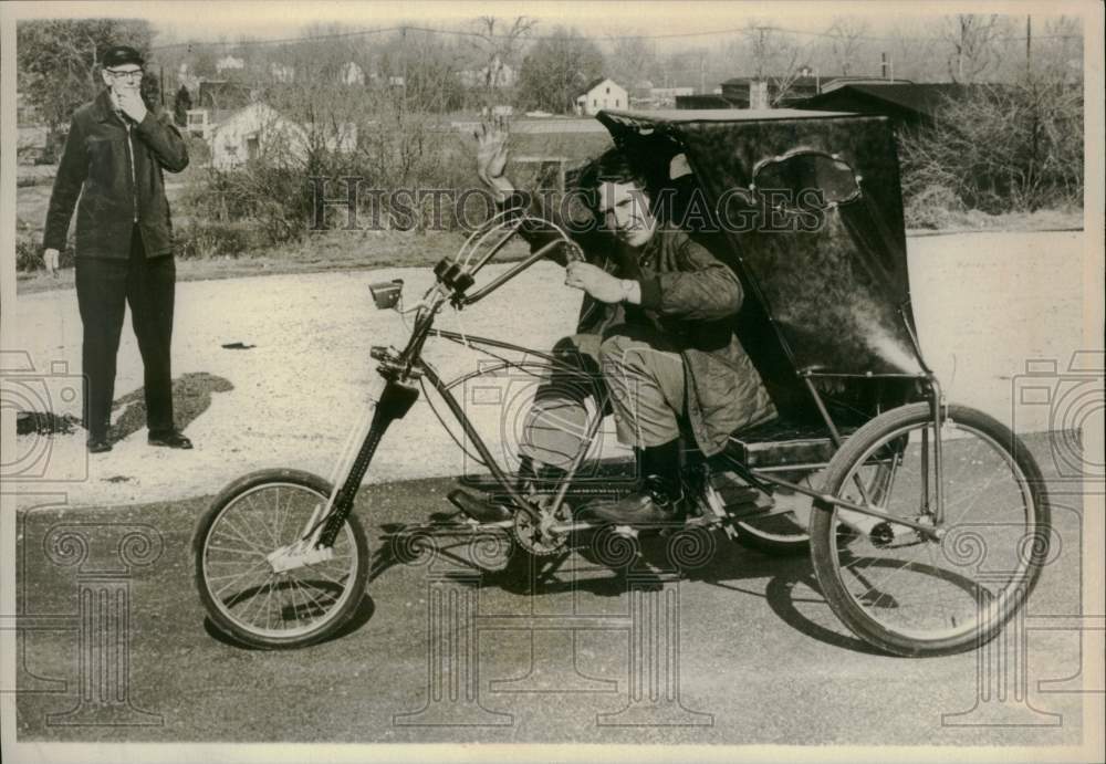 1974 Press Photo Roy Beck looks at Jim Smith riding the Myth in Belleville, Ill.- Historic Images