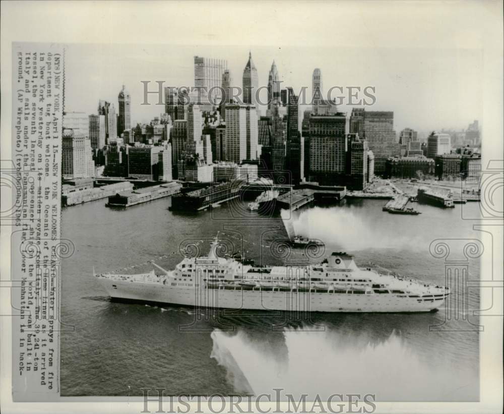 1965 Press Photo Water sprays welcome the Oceanic as it arrived in New York- Historic Images