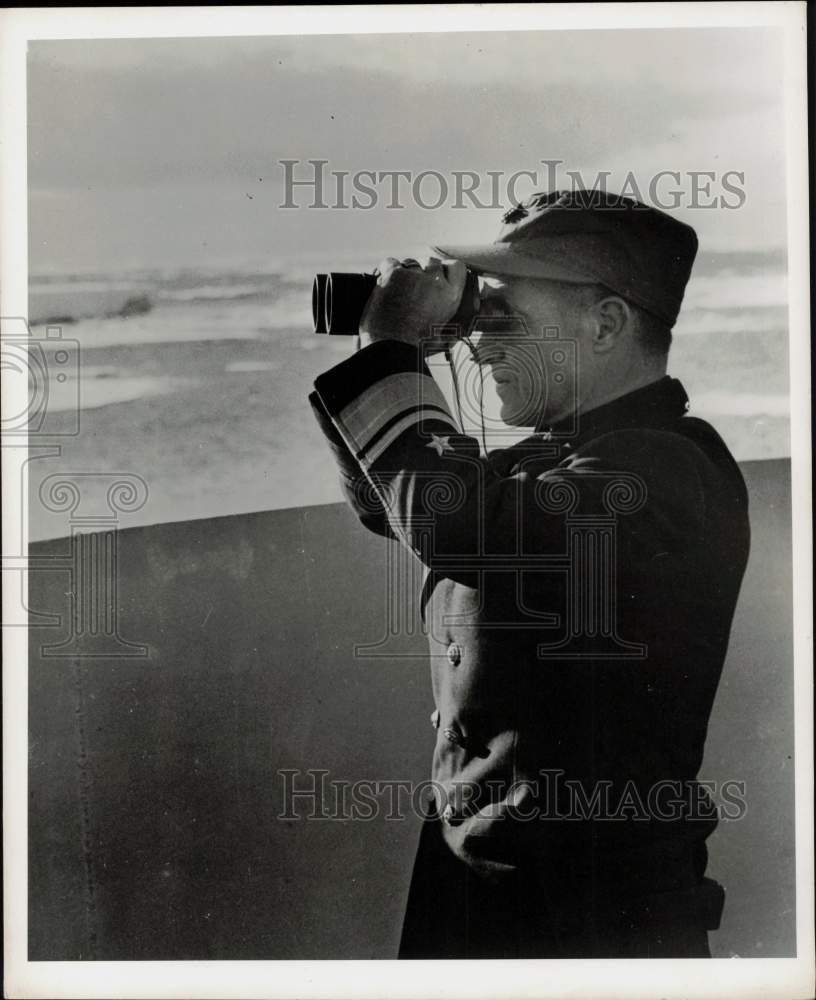 1947 Press Photo Navy Rear Admiral Richard H. Cruzan aboard the Northwind- Historic Images