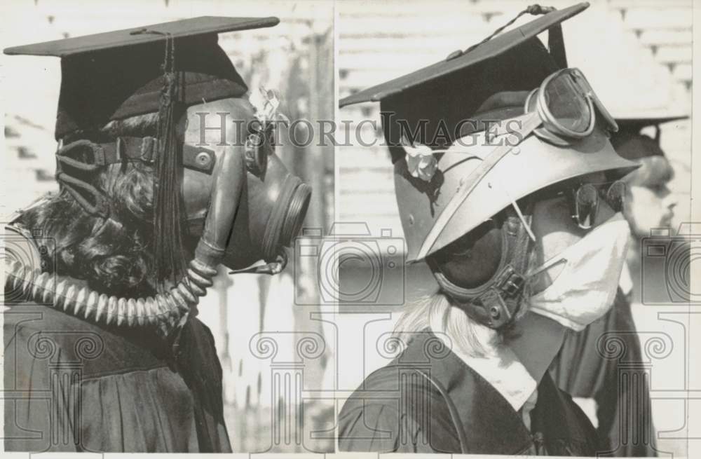 1969 Press Photo Students graduate from University of California with gas masks- Historic Images