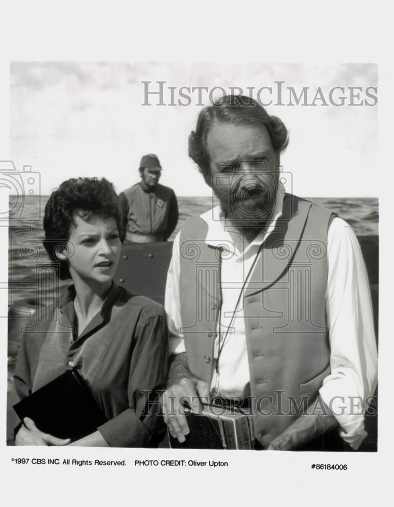 1997 Press Photo Richard Crenna &amp; Julie Cox in &quot;20,000 Leagues Under The Sea&quot;- Historic Images