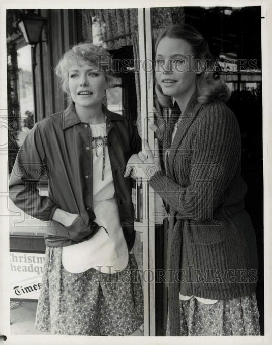 1983 Press Photo Cassie Yates & Susan Dey in "The Gift of Life" airing on CBS-TV- Historic Images