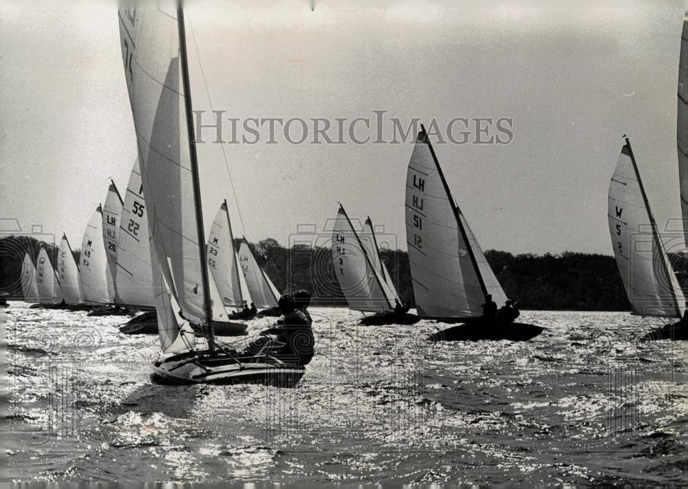 1975 Press Photo Competitor at the annual M class regatta on Lake Harriet- Historic Images