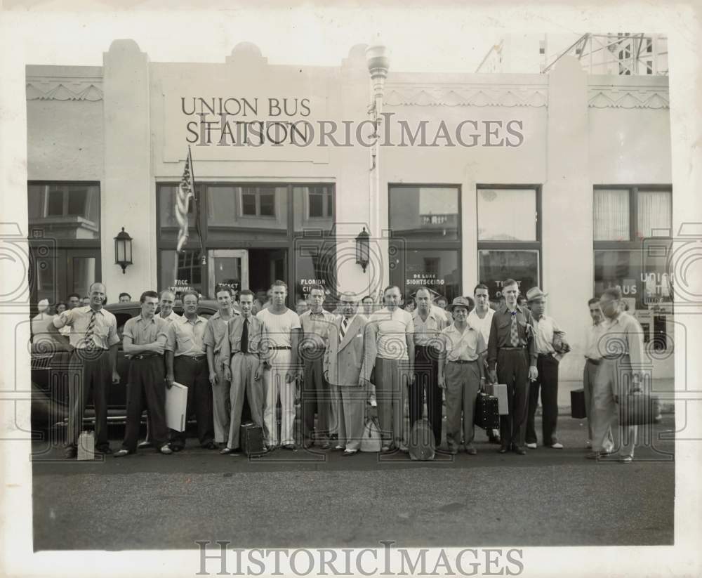 1942 Press Photo Miami draftees leave for Camp Blanding to prepare for war- Historic Images