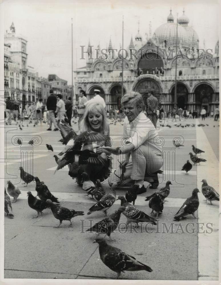 1969 Press Photo Barbara Ferris &amp; Bill Hunnicutt feeding the pigeons - lry18839- Historic Images