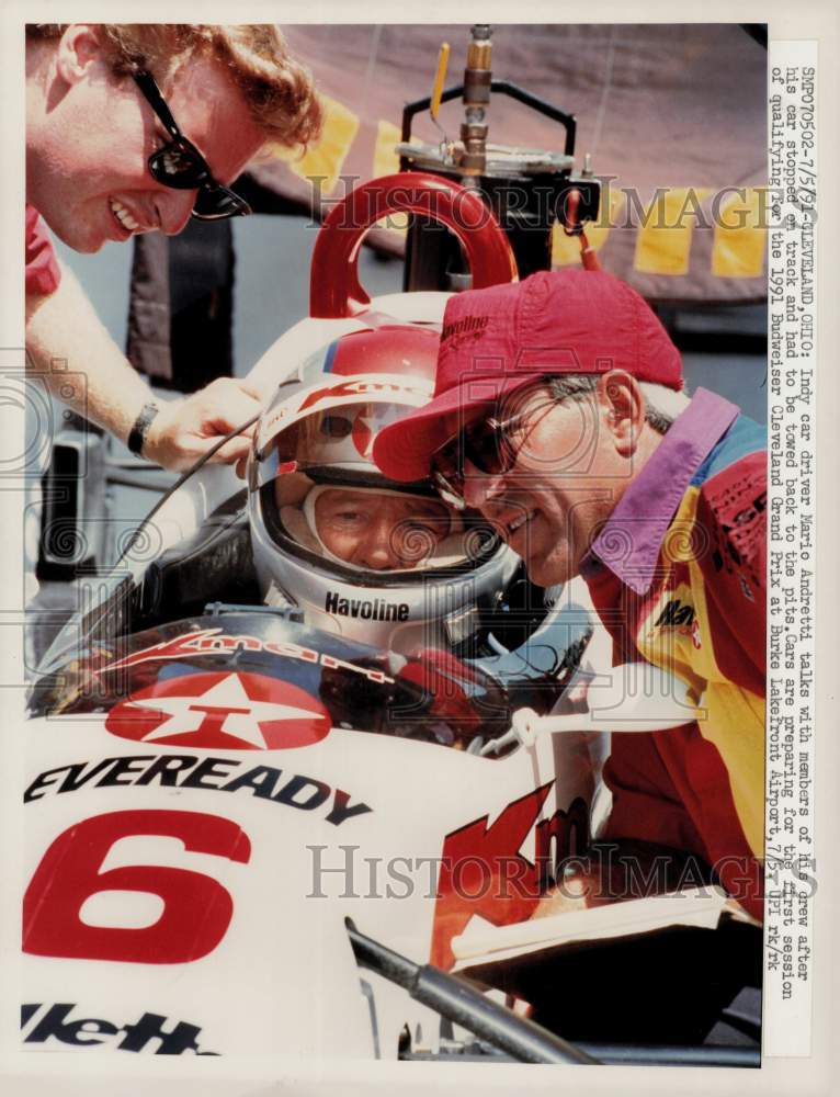 1991 Press Photo Mario Andretti with his crew at Budweiser Cleveland Grand Prix- Historic Images