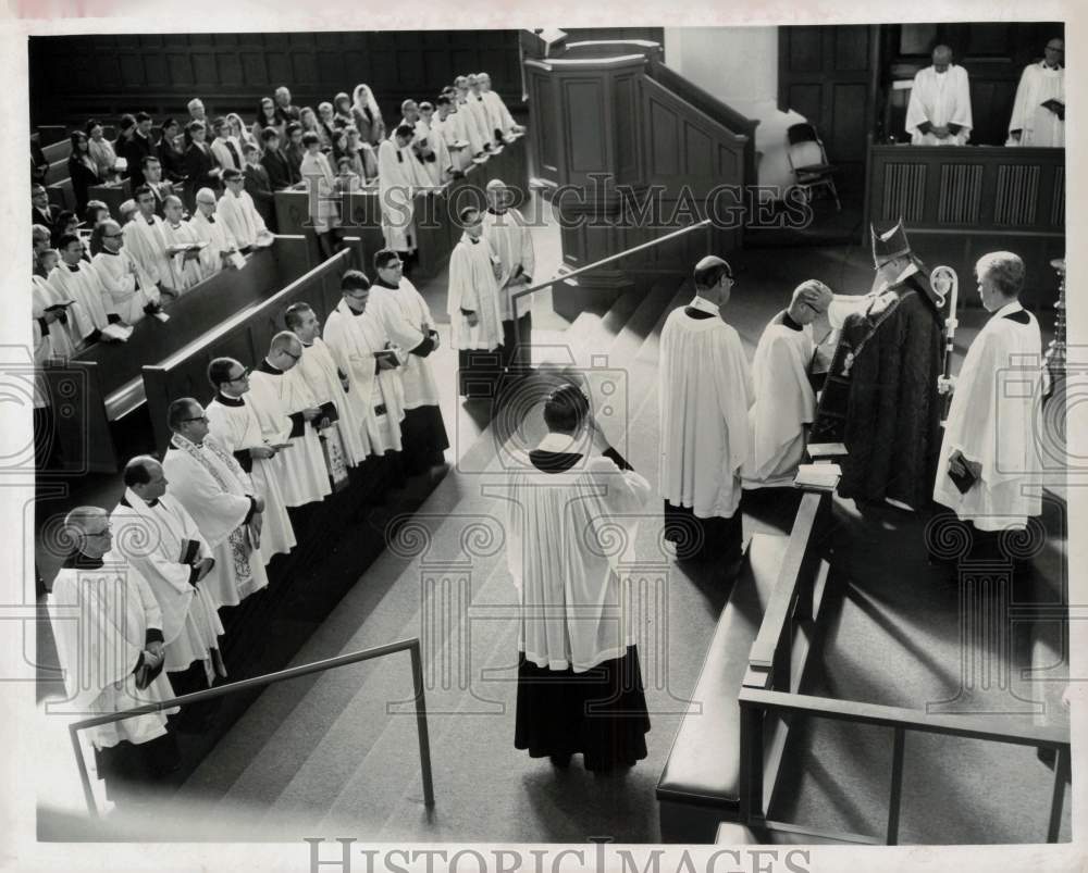 1968 Press Photo J. Norris Pearson is ordained by Reverend Ivol Ira Curtis, WA- Historic Images