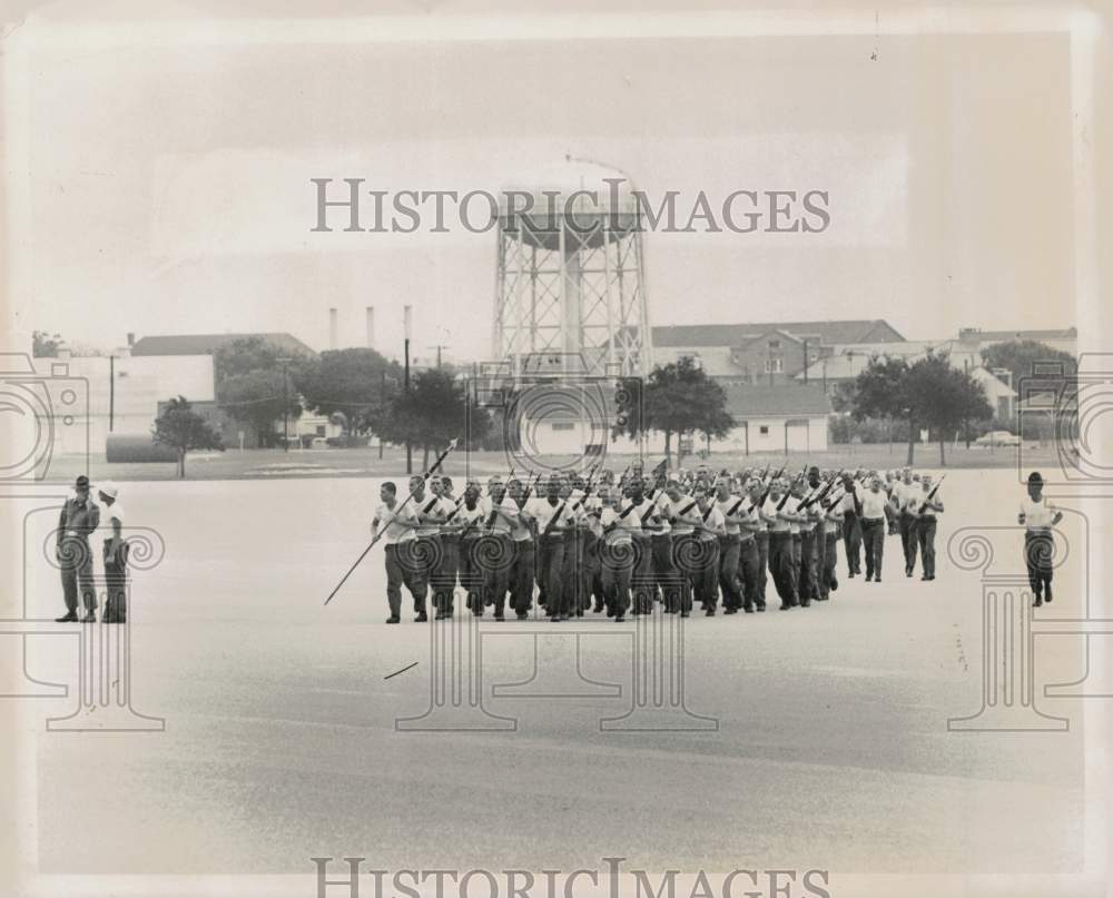 1966 Press Photo Drill instructors leading recruits training at Parris Island- Historic Images