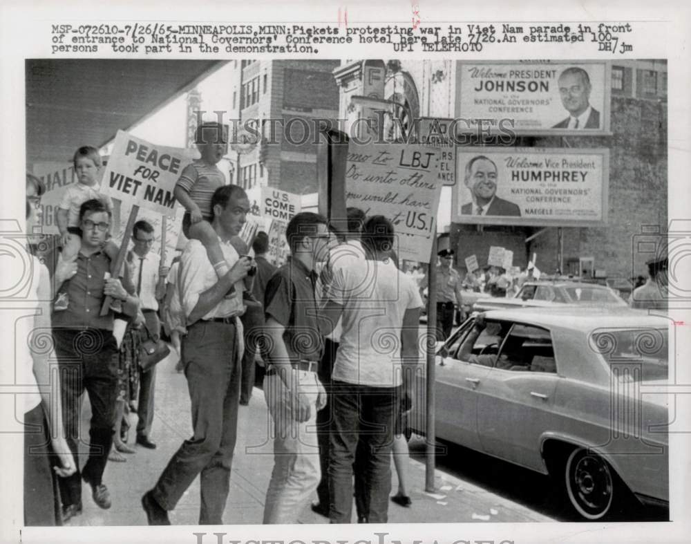 1965 Press Photo Pickets protest the war in Vietnam in Minneapolis, MN- Historic Images