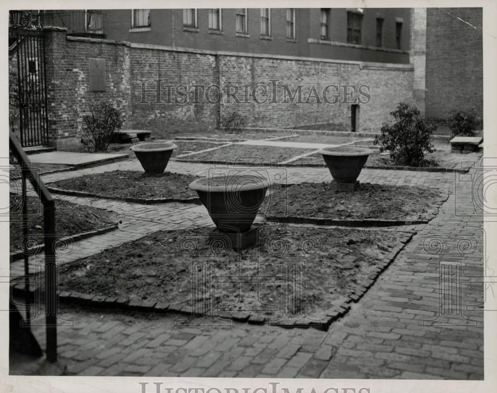 1947 Press Photo New Graded Close in Courtyard of Old North Church, Boston, MA- Historic Images