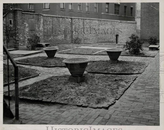 1947 Press Photo New Graded Close in Courtyard of Old North Church, Boston, MA- Historic Images