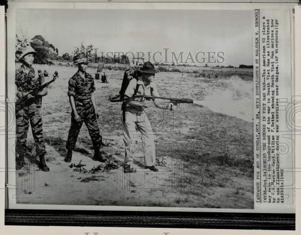 1962 Press Photo US Marine William Bethel trains South Vietnamese Troops- Historic Images