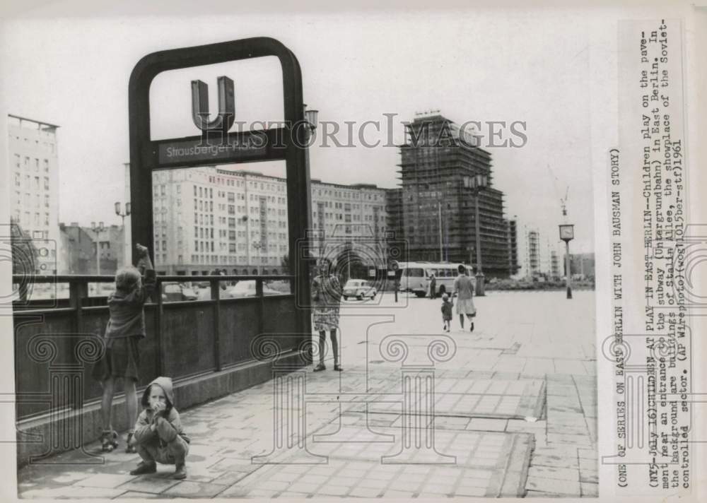 1961 Press Photo Children play on the pavement near East Berlin subway station- Historic Images