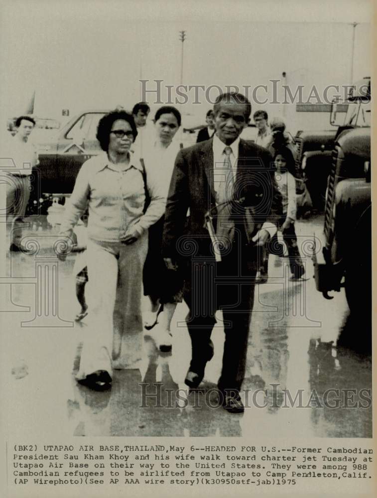 1975 Press Photo Cambodian President Sau Kham Khoy &amp; wife at Utapao Air Base- Historic Images