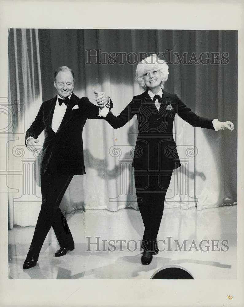 1970 Press Photo Sir John Gielgud dance with star on &quot;Carol Channing Special&quot;- Historic Images