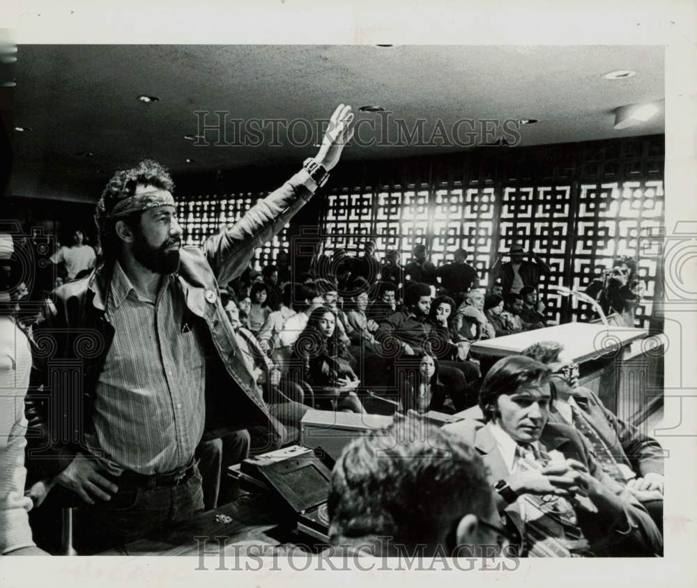 1972 Press Photo Roberto Maestas, Chicano leader raised hand to get attention- Historic Images