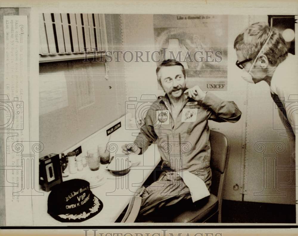 1973 Press Photo Skylab astronaut Owen Garriott talks with NASA chief on phone- Historic Images