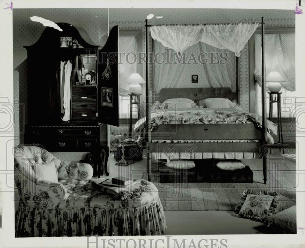 1987 Press Photo Four-poster canopy bed in a New England style - lry21525- Historic Images