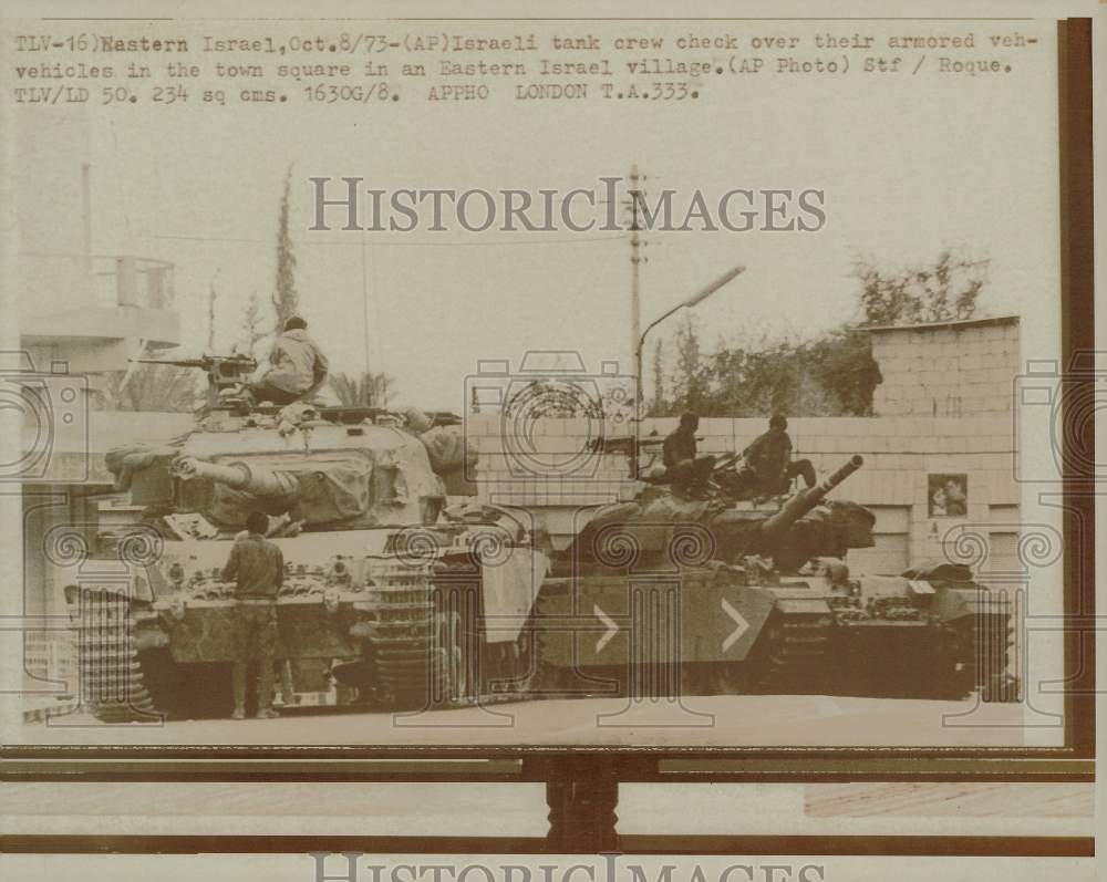 1973 Press Photo Israeli Tank Crew Check Vehicles in Eastern Israel Village- Historic Images