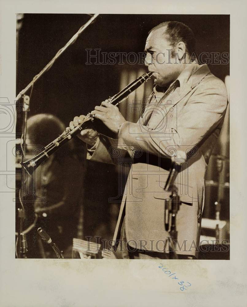 1974 Press Photo Woody Herman Plays Clarinet at Festival in Park - lry21808- Historic Images