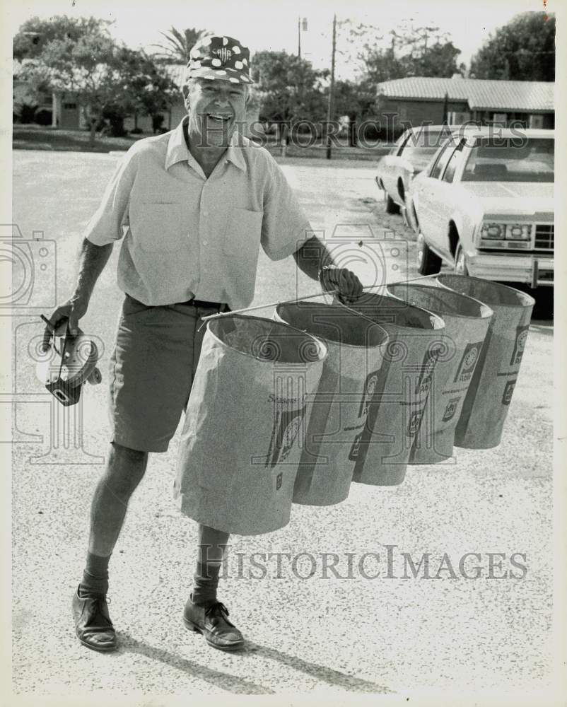 1978 Press Photo Smiling Man Holding Large Kite - lry21849- Historic Images