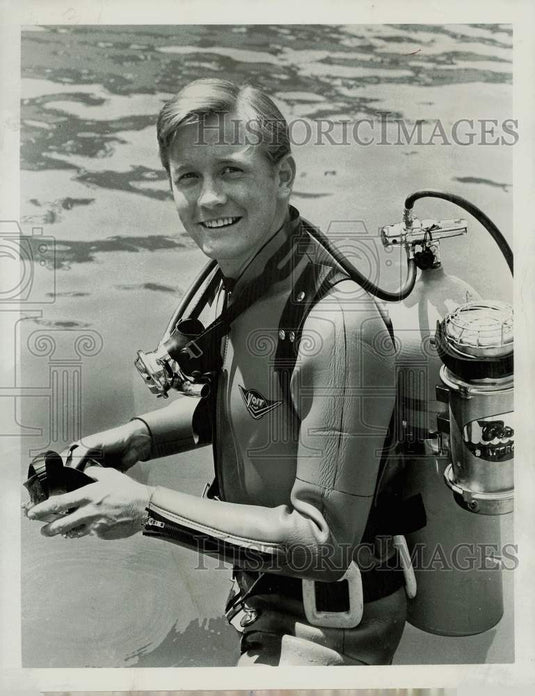 1965 Press Photo Allan Hunt in "Voyage to the Bottom of the Sea" on ABC- Historic Images