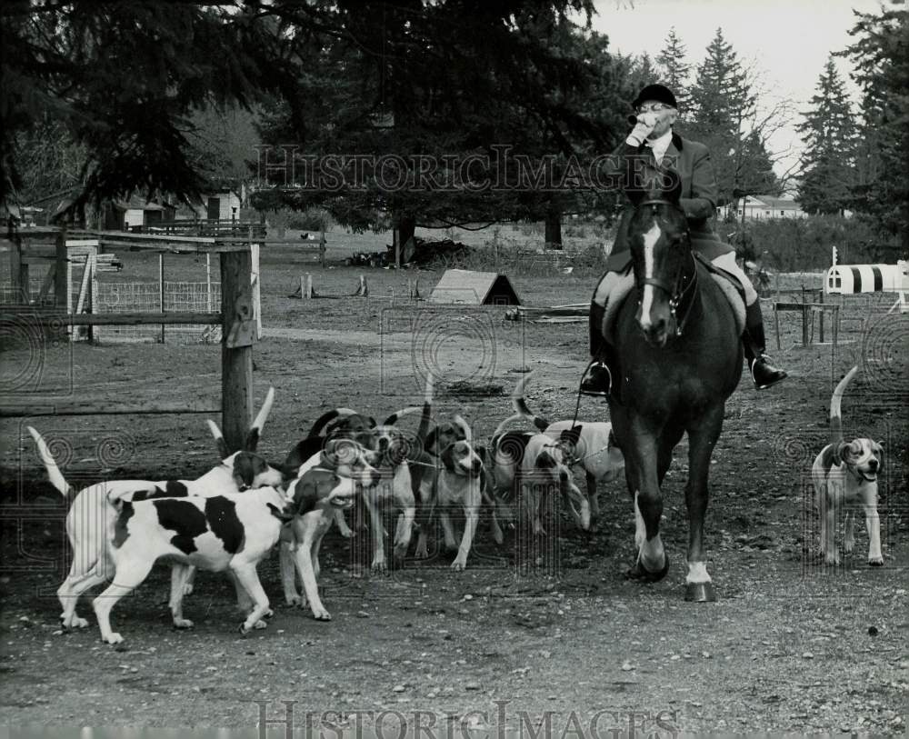 1961 Press Photo Mrs. William A. Ryan, master of foxhounds with her pack- Historic Images