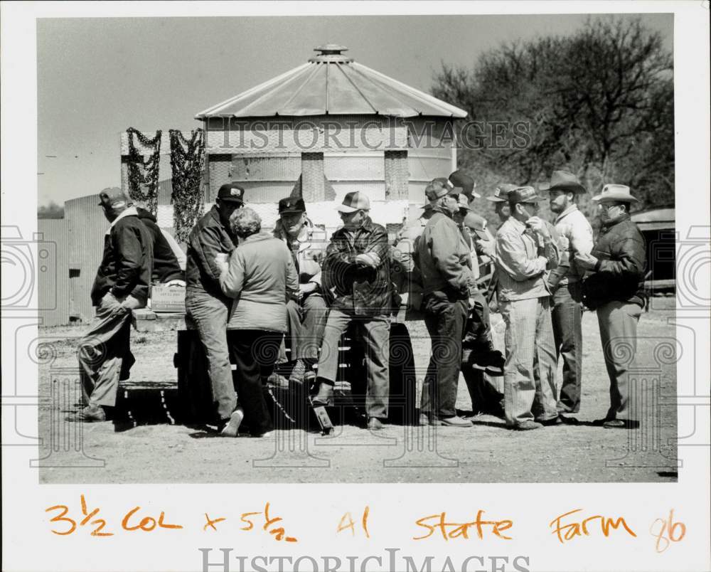 Press Photo Farmers gather to talk about plans - lry23257- Historic Images