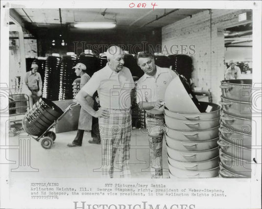 1977 Press Photo George Stephen and Ed Schaper of Weber-Stephen in Illinois.- Historic Images