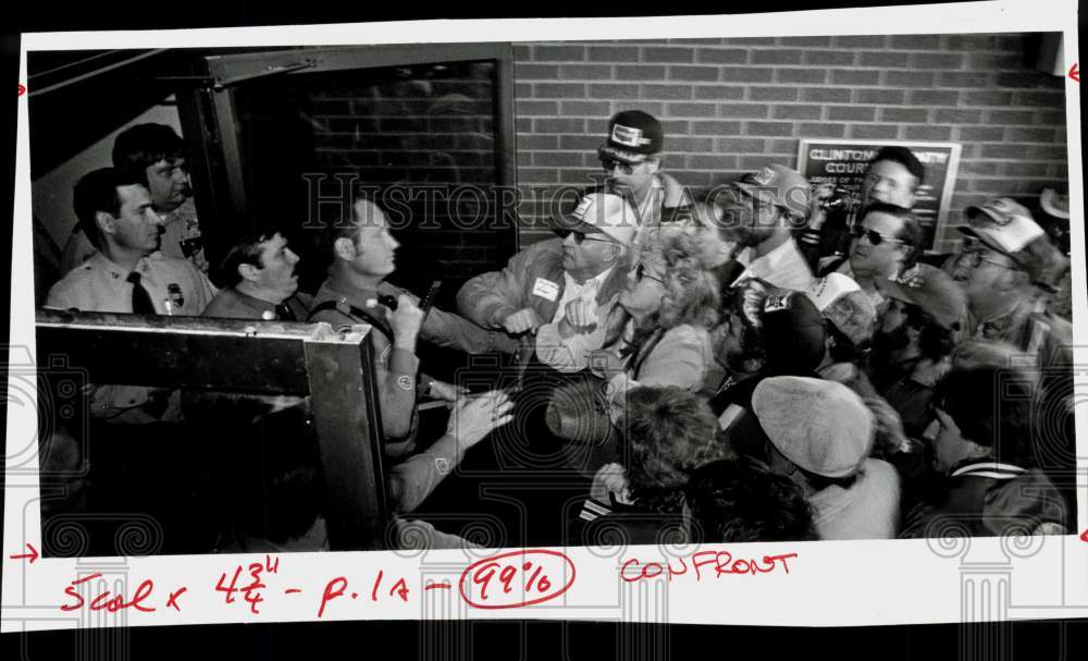 1985 Press Photo Perry Wilson Sr. and deputies at Clinton County Courthouse.- Historic Images