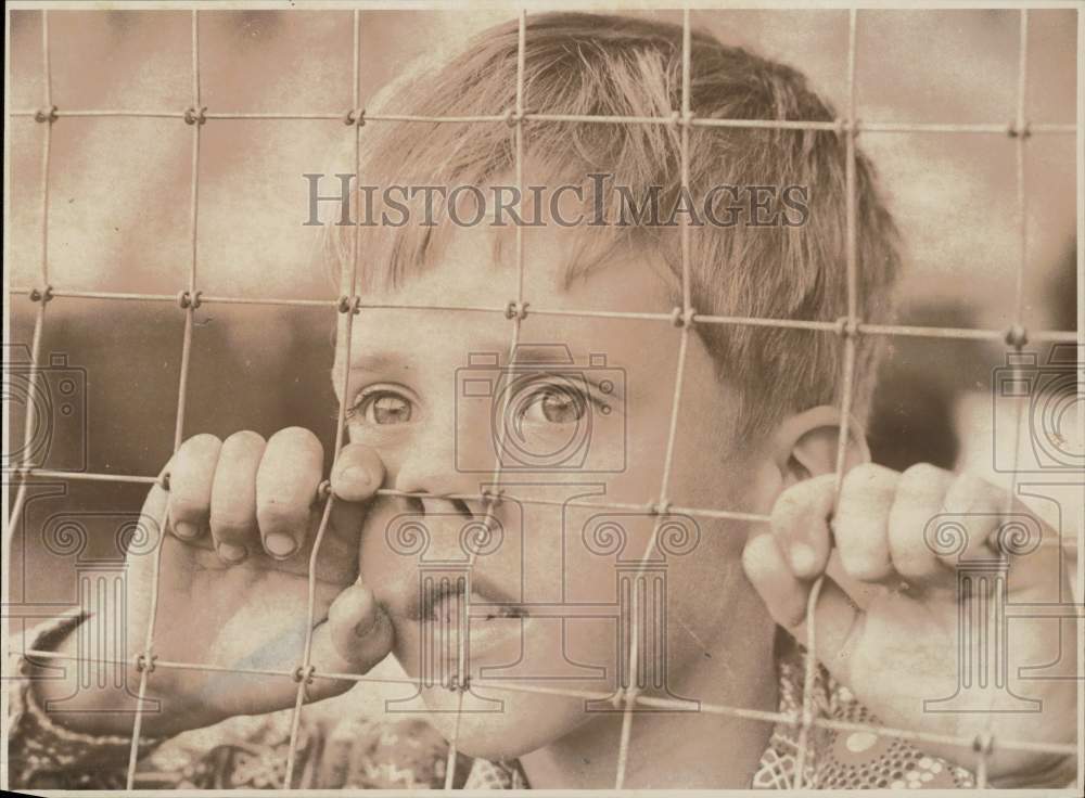 1976 Press Photo Charlotte Orioles fan watches game from behind wired fence- Historic Images