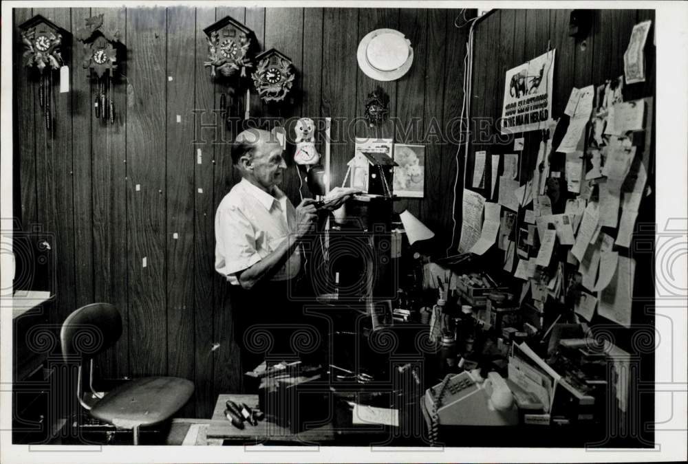 1981 Press Photo Stuart Siefken in his work station - lry24203- Historic Images