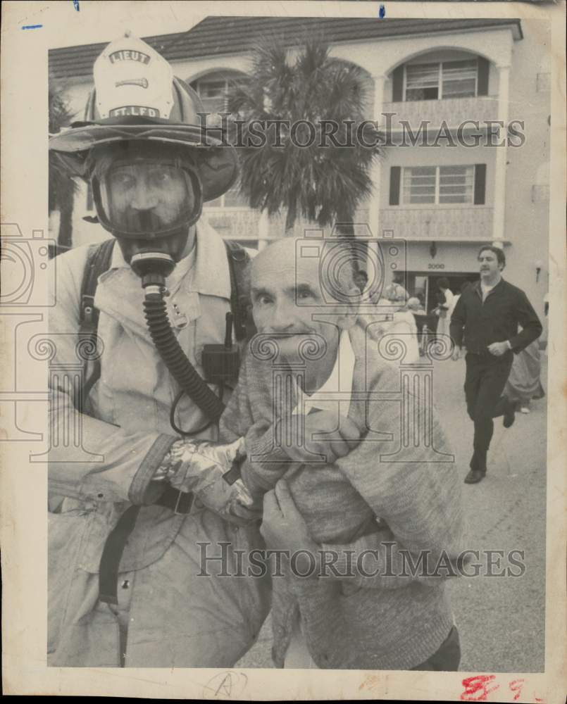 1977 Press Photo Fireman assist elderly during nursing home fire, Ft. Lauderdale- Historic Images