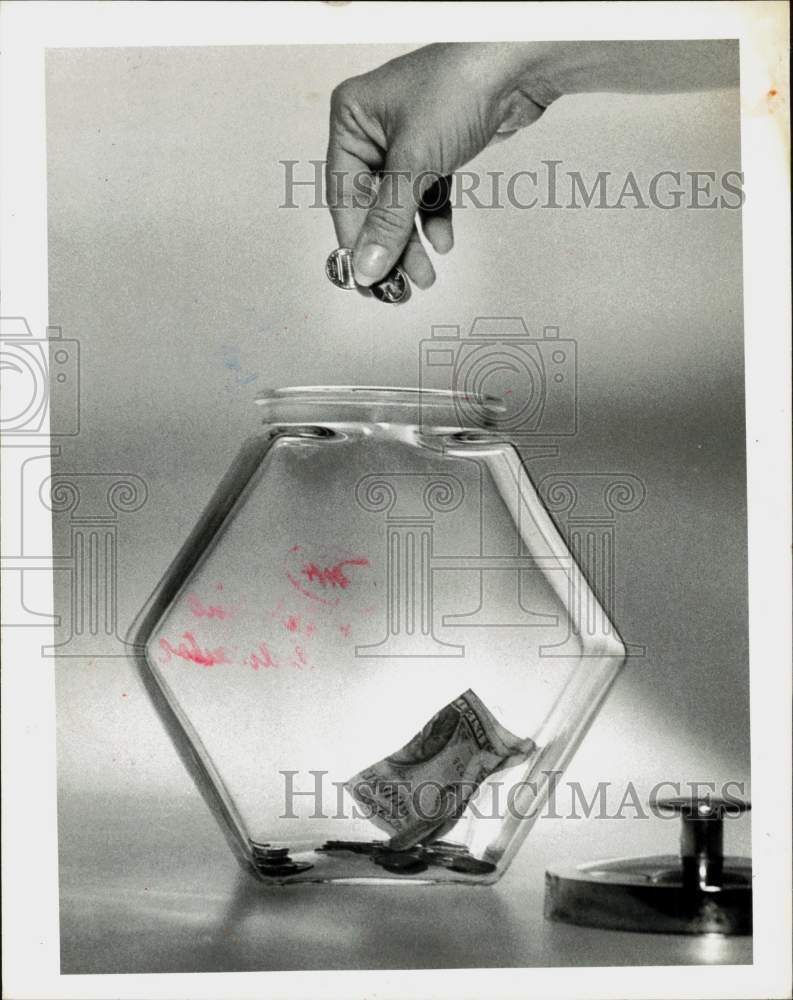 1915 Press Photo Coins and paper money dropped in a jar - lry27022- Historic Images