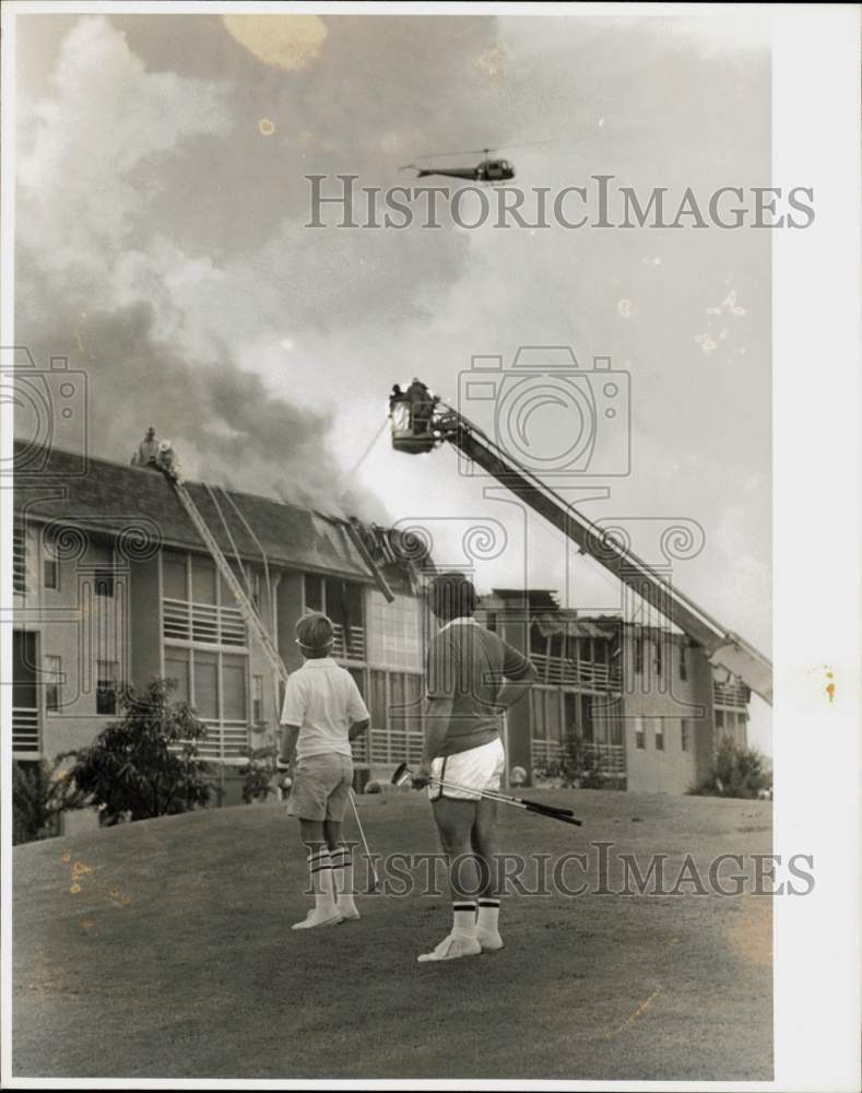 1977 Press Photo Onlookers Watch Fire at Sabal Palm Condos - lry27044- Historic Images