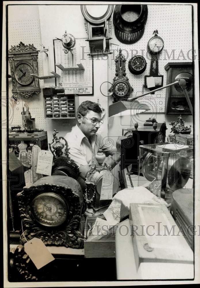 1978 Press Photo Gene Goldberg at His Repair Workbench at Liebman Clocks- Historic Images