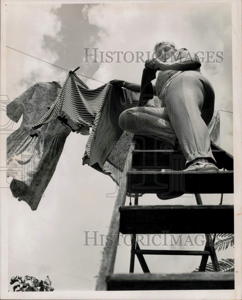 1966 Press Photo Mrs. Colleen Tulley Hangs Clothes on Clothesline - lry27074- Historic Images