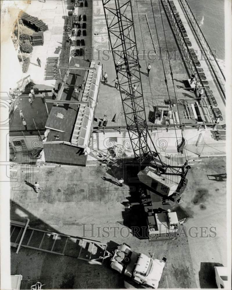 1969 Press Photo Modular house lifted to site at Americana Hotel. - lry27299- Historic Images