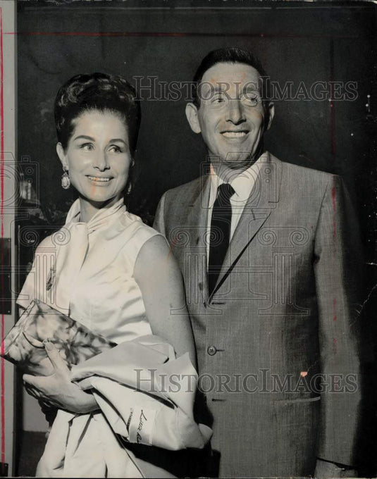 1964 Press Photo Mr. & Mrs. Lester Mishcon at Coconut Grove Playhouse.- Historic Images