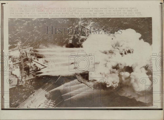 1970 Press Photo Fire at Shell Oil Rig in the Gulf of Mexico near New Orleans.- Historic Images