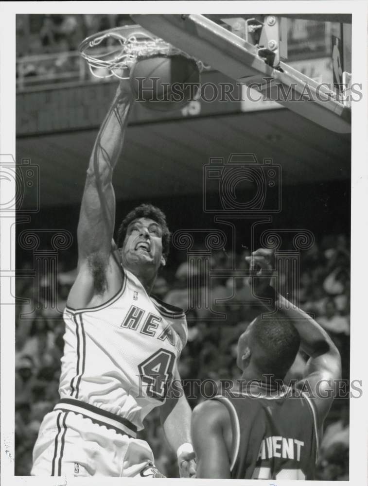 1993 Press Photo Rony Seikaly of Miami Heat and Anthony Avent of Milwaukee Bucks- Historic Images