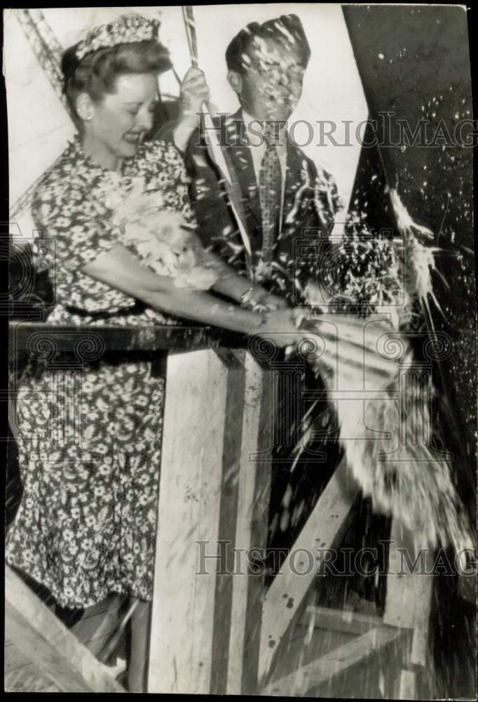 1942 Press Photo Bette Davis christens freighter Hinton R. Helper at Wilmington.- Historic Images