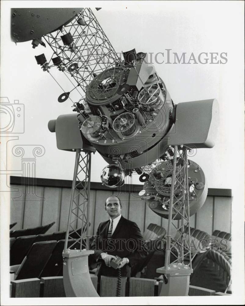 1966 Press Photo Museum director Vincent Gabienelli views planetarium projector- Historic Images