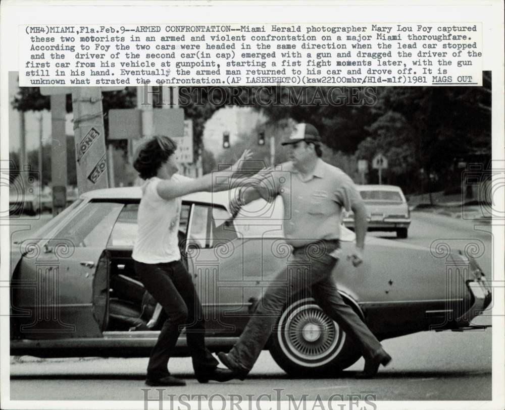 1981 Press Photo Armed motorists leave their cars and fight on Miami highway- Historic Images