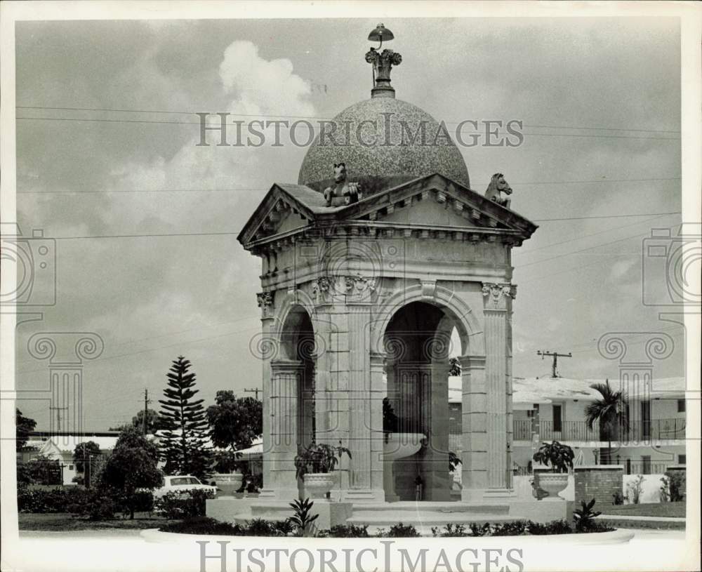 1977 Press Photo Fulford by the Sea Memorial Fountain, Florida - lry31593- Historic Images