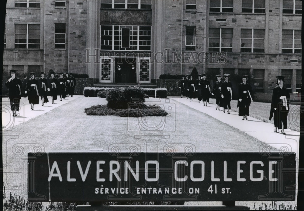 1963 Press Photo The Alverno College graduation exercises - mja00100