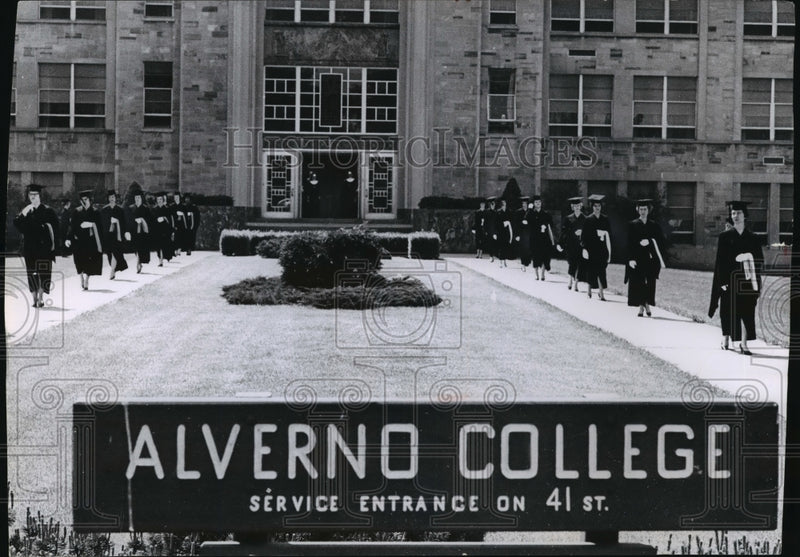 Load image into Gallery viewer, 1963 Press Photo The Alverno College graduation exercises - mja00100
